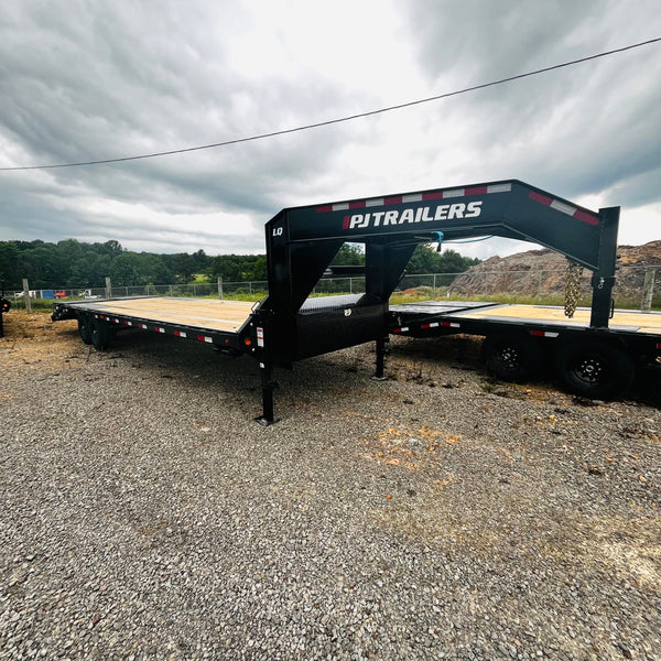 2027 PJ 8.5X30 LQ FLATBED GOOSENECK W/ MONSTER RAMPS/14 PLY TIRES/15680#GVWR