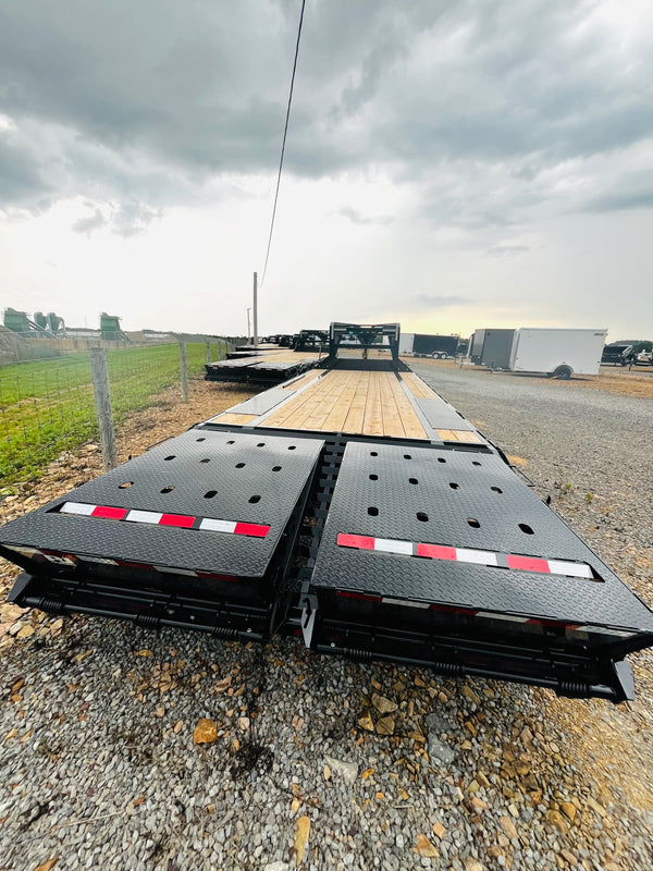 2027 PJ 8.5X25 LQ FLATBED GOOSENECK W/ MONSTER RAMPS/14 PLY TIRES/15680# GVWR