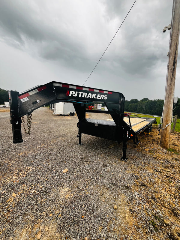 2027 PJ 8.5X25 LQ FLATBED GOOSENECK W/ MONSTER RAMPS/14 PLY TIRES/15680# GVWR