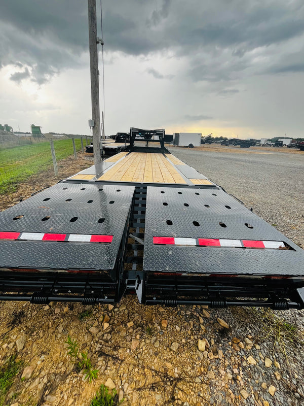 2027 PJ 8.5X25 LQ FLATBED GOOSENECK W/ MONSTER RAMPS/14 PLY TIRES/15680# GVWR