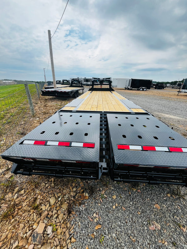 2027 PJ 8.5X28 LS LOW PRO FLATBED GOOSENECK W/ MONSTER RAMPS/ 15680# GVWR