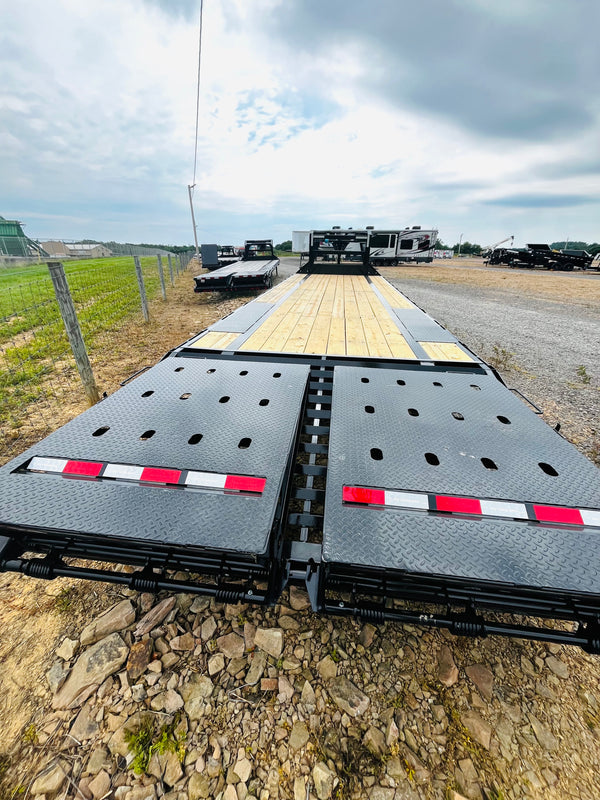 2027 PJ 8.5X30 LQ FLATBED GOOSENECK W/ MONSTER RAMPS/15680# GVWR